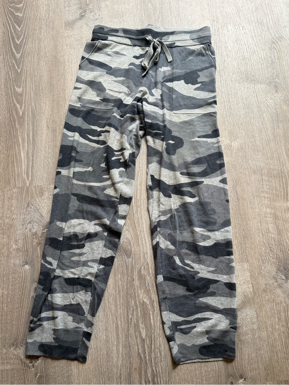 Splendid Gray & Black Camouflage Joggers
